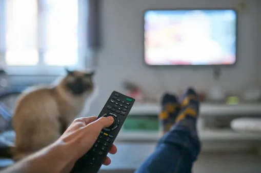 Pessoa assistindo TV em casa com a ULTRA4K